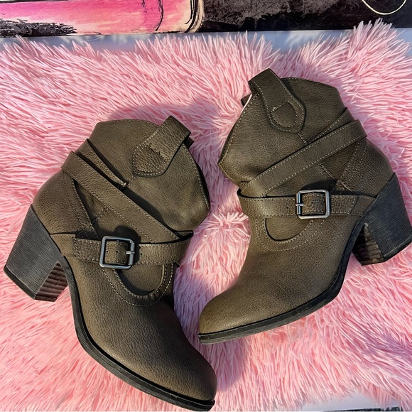 Unleashed by rocket dog western ankle boots with a chunky heel. Women’s size 7. - Picture 6 of 6